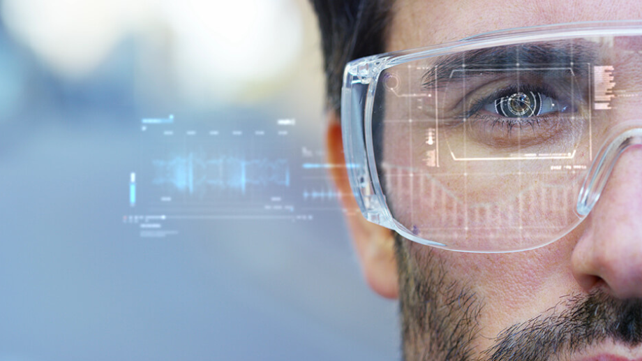 Man med skyddsglasögon